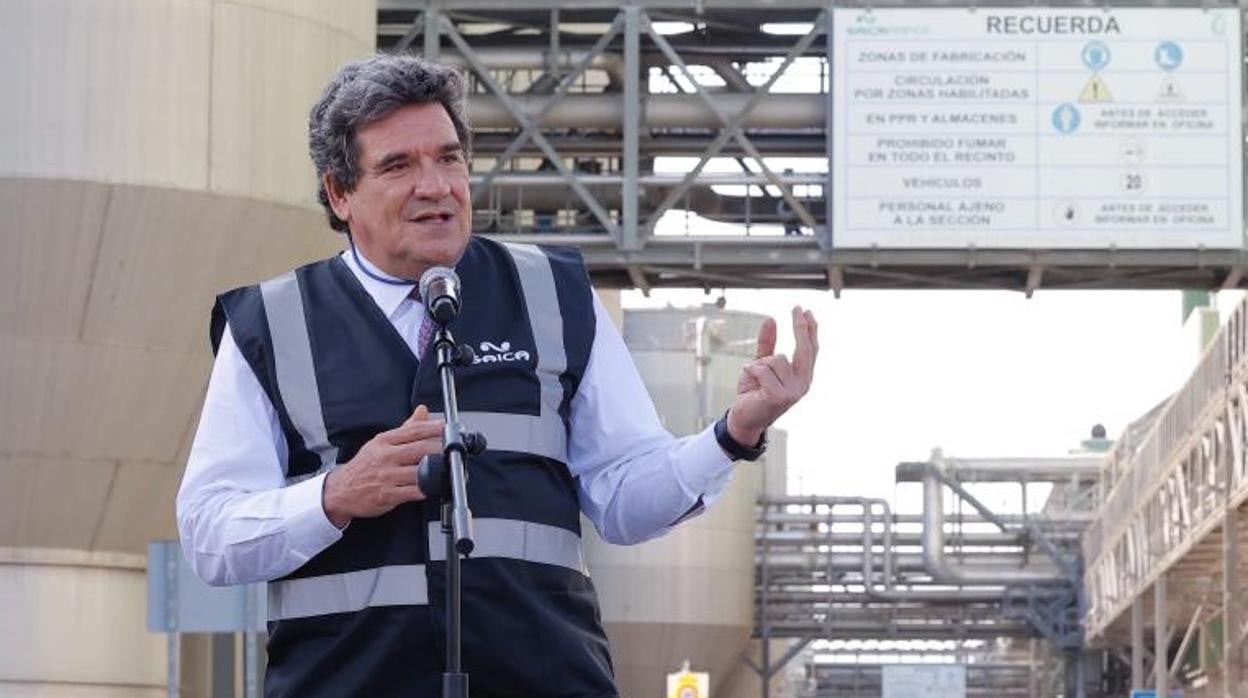 El ministro Escrivá, durante su visita a las instalaciones de Saica en El Burgo de Ebro