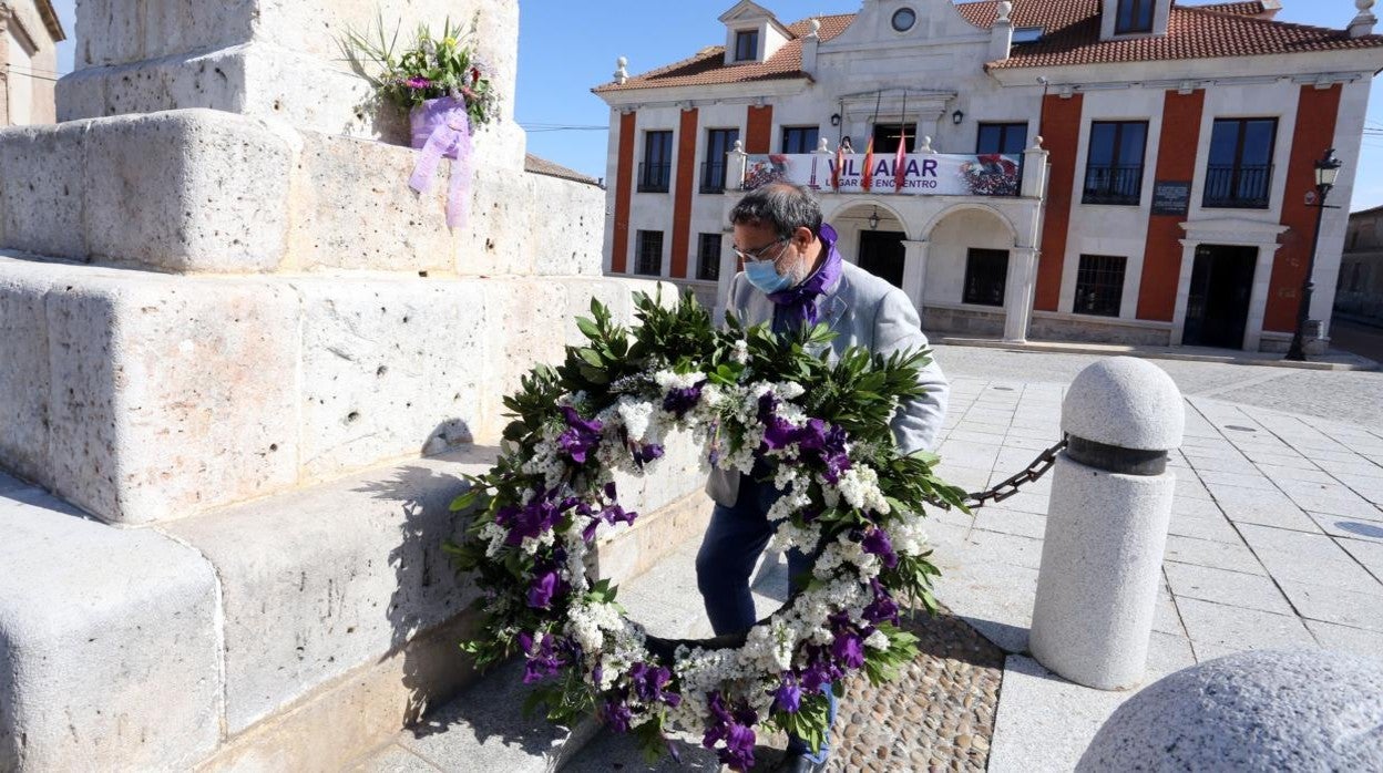 El alcalde de Villalar de los Comuneros, Luis Alonso Laguna, durante la ofrenda floral del pasado año, marcado también por el Covid