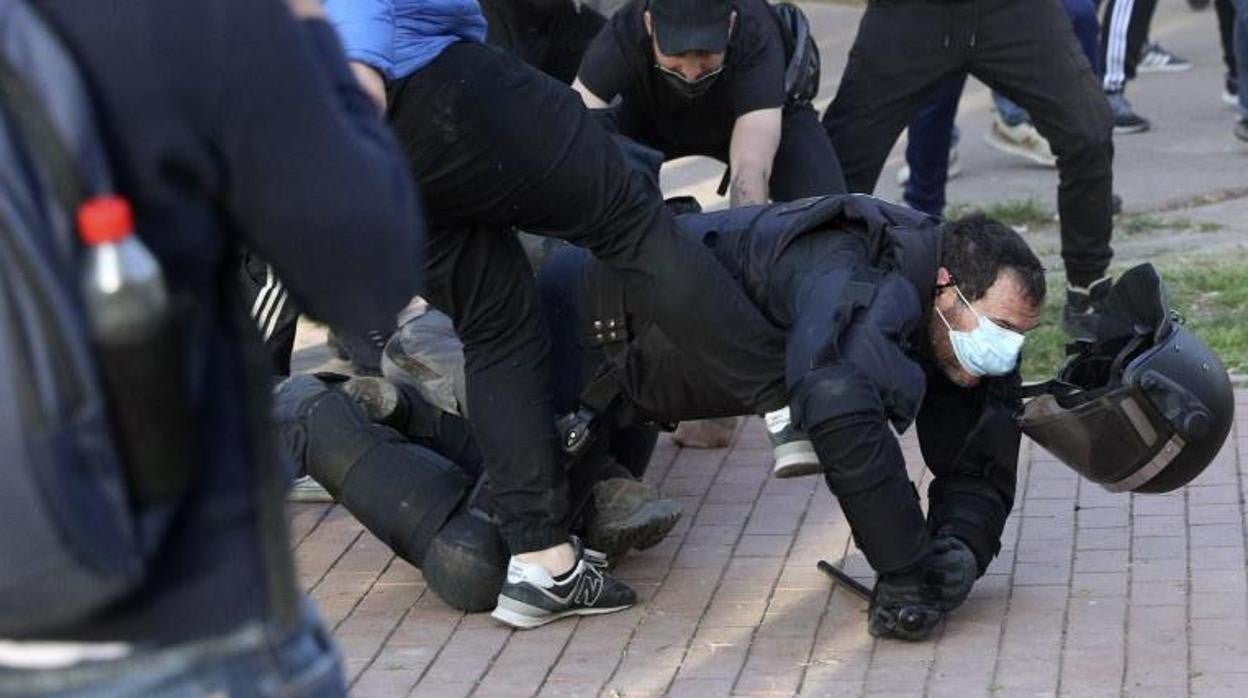 Algunos radicales se concentraron antes del acto de Vox en Vallecas