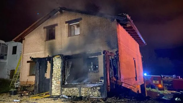 Los bomberos sofocan el incendio de una vivienda en Alcedo de Alba (León)