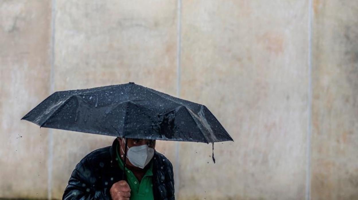 Un hombre se protege de la lluvia este sábado en Orense