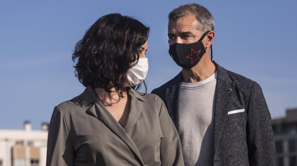 La presidenta regional, Isabel Díaz Ayuso con el número cinco de su lista, Toni Cantó