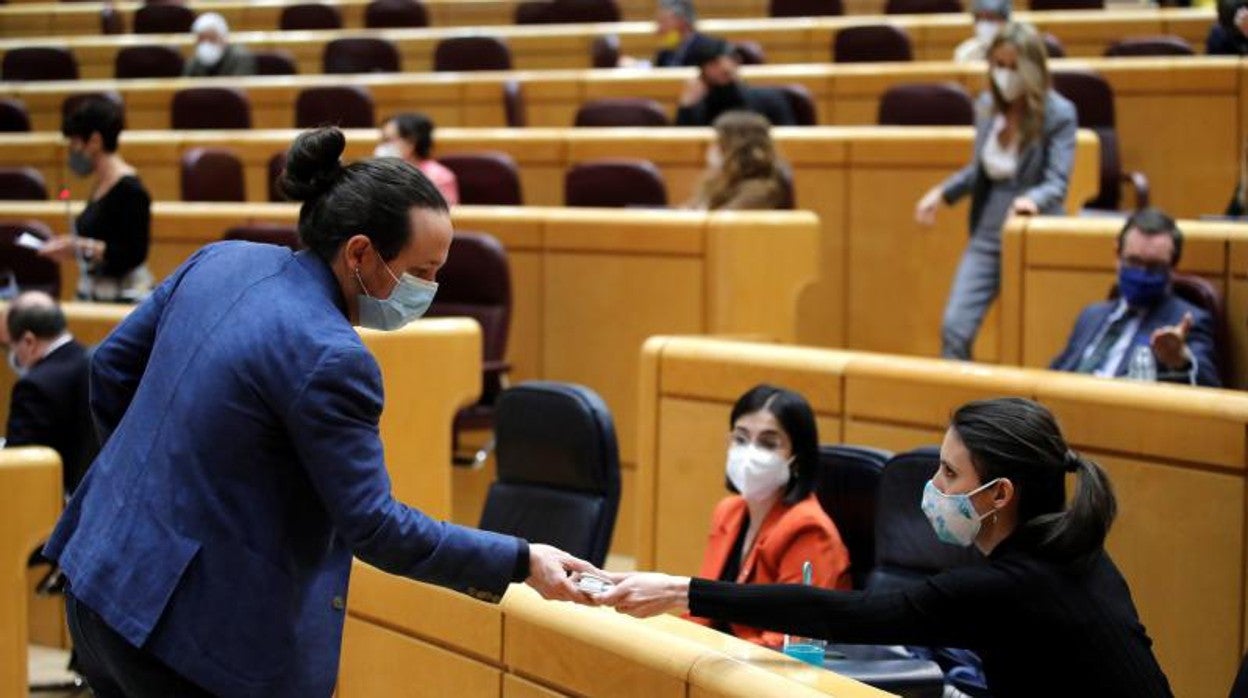 Pablo Iglesias e Irene Montero, en una sesión del Senado