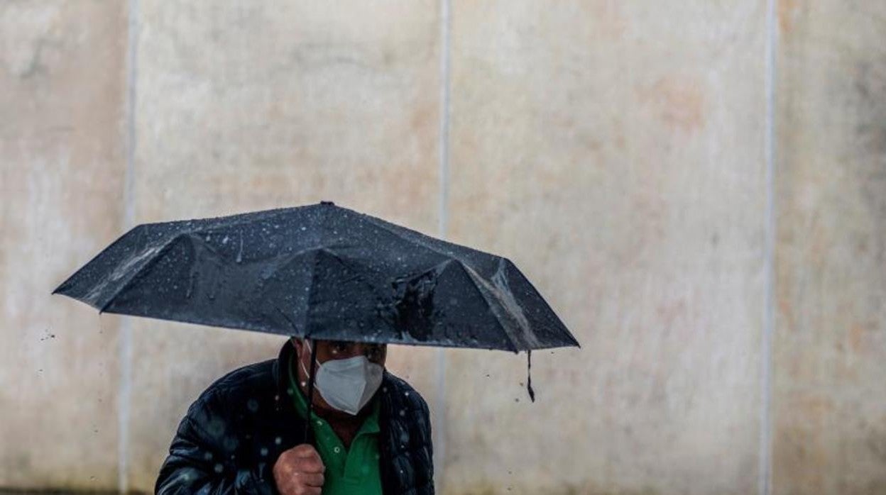 Un hombre se protege de la lluvia este sábado en Orense