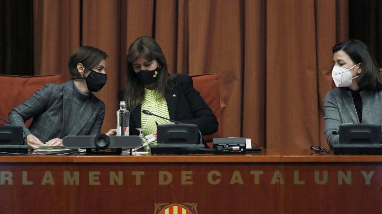 La presidenta del Parlament, Laura Borras de JxCat, junto a la vicepresidenta segunda, Eva Granados