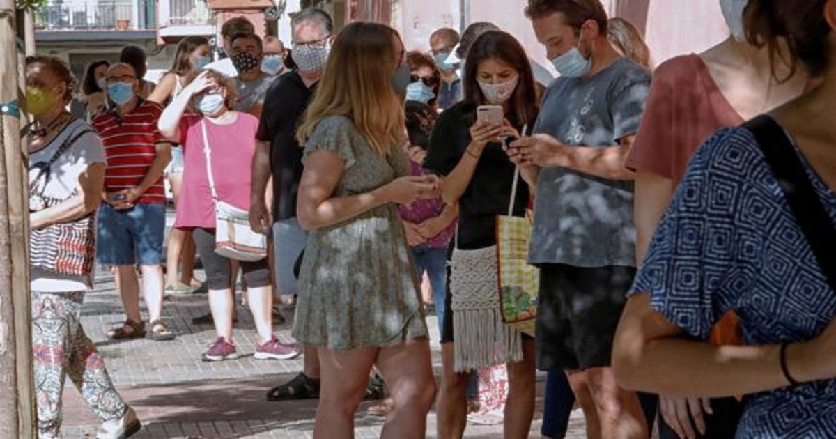 Ciudadanos esperan en Vilafranca del Penedès para realzarse un test rápido de detección del SARS-CoV-2