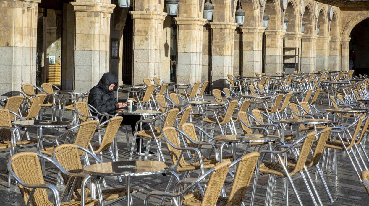 Una terraza en la Plaza Mayor de Salamanca, donde desde mañana sólo se podrá consumir en el exterior