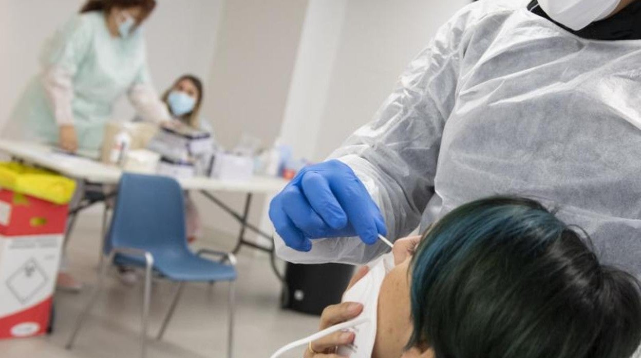 Toma de muestras a una paciente para realizarle un análisis de detección de Covid