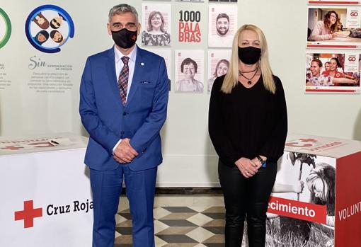 El presidente de Cruz Roja en Zaragoza, Ignacio Sagardoy, junto a la diputada provincial de Cultura, Ros Cihuelo