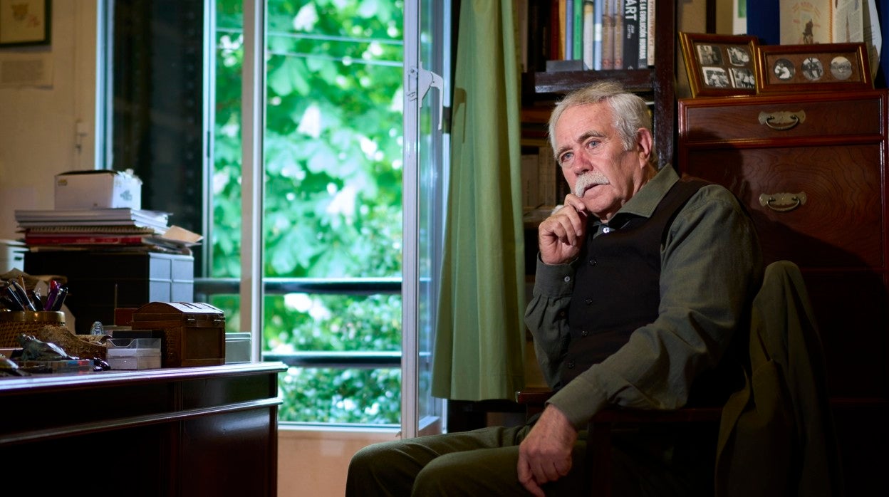 El periodista Pérez Henares atiende a ABC en su domicilio