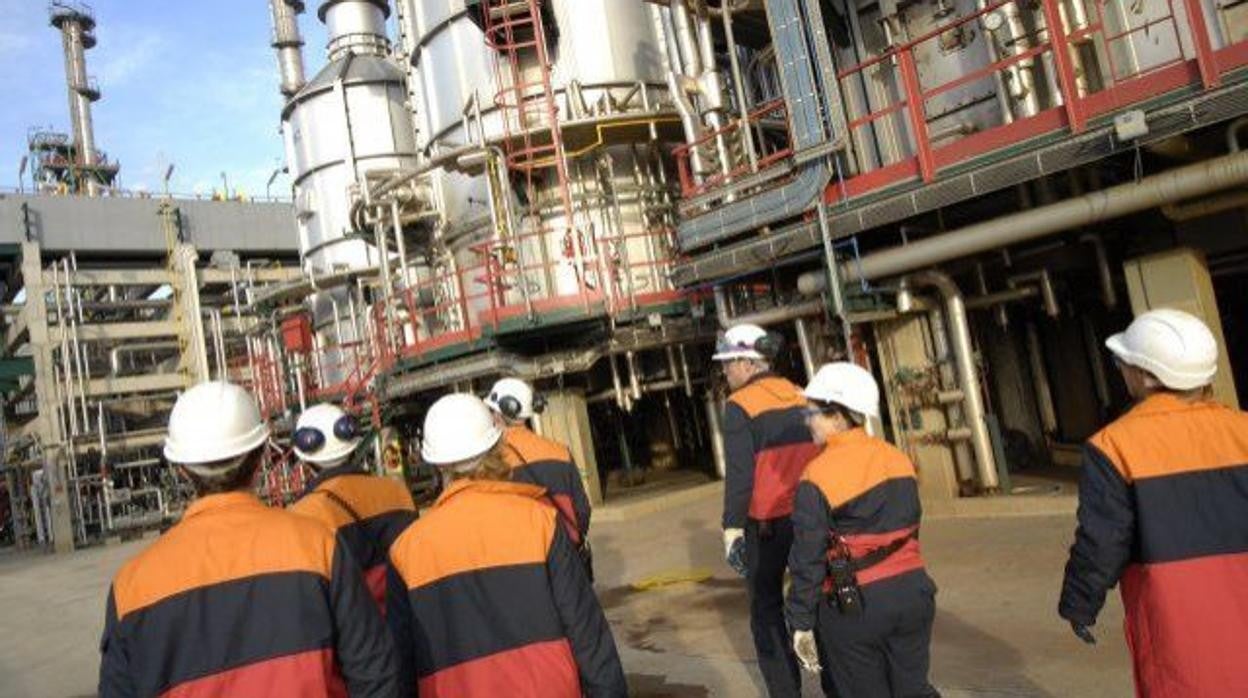 Los trabajadores de Repsol Petróleo en Puertollano salen a la calle para rechazar el ERTE