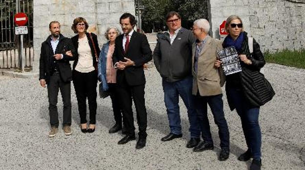 Familiares de los sepultados en el Valle de los Caídos, con el abogado Eduardo Ranz, en la visita a las criptas que realizaron en el año 2019