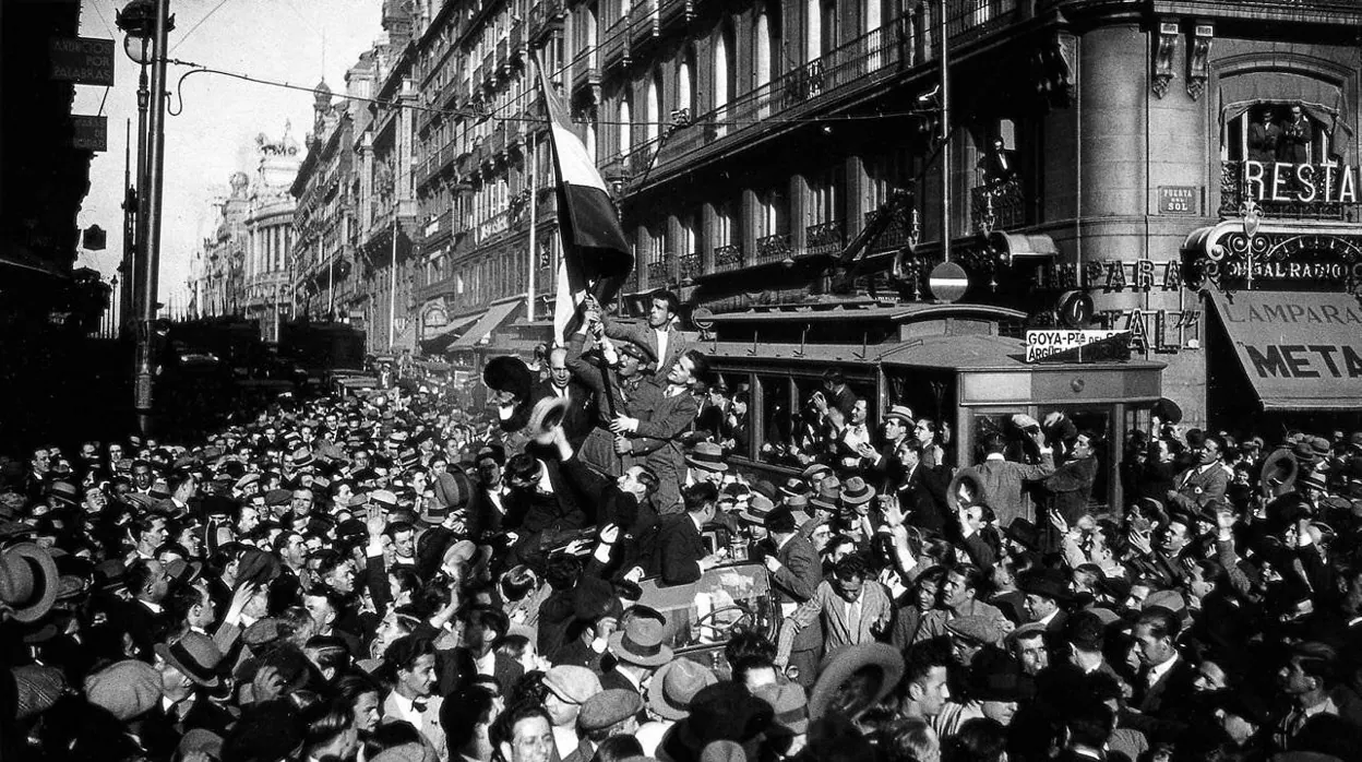 Miles de personas salen a las calles para celebrar la proclamación de la II República en Madrid el 14 de abril de 1931