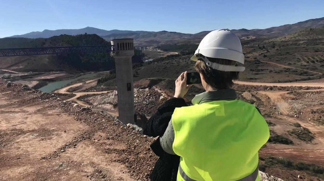 Vista de la zona del embalse, desde lo alto del muro de la presa, que lleva varios años construida