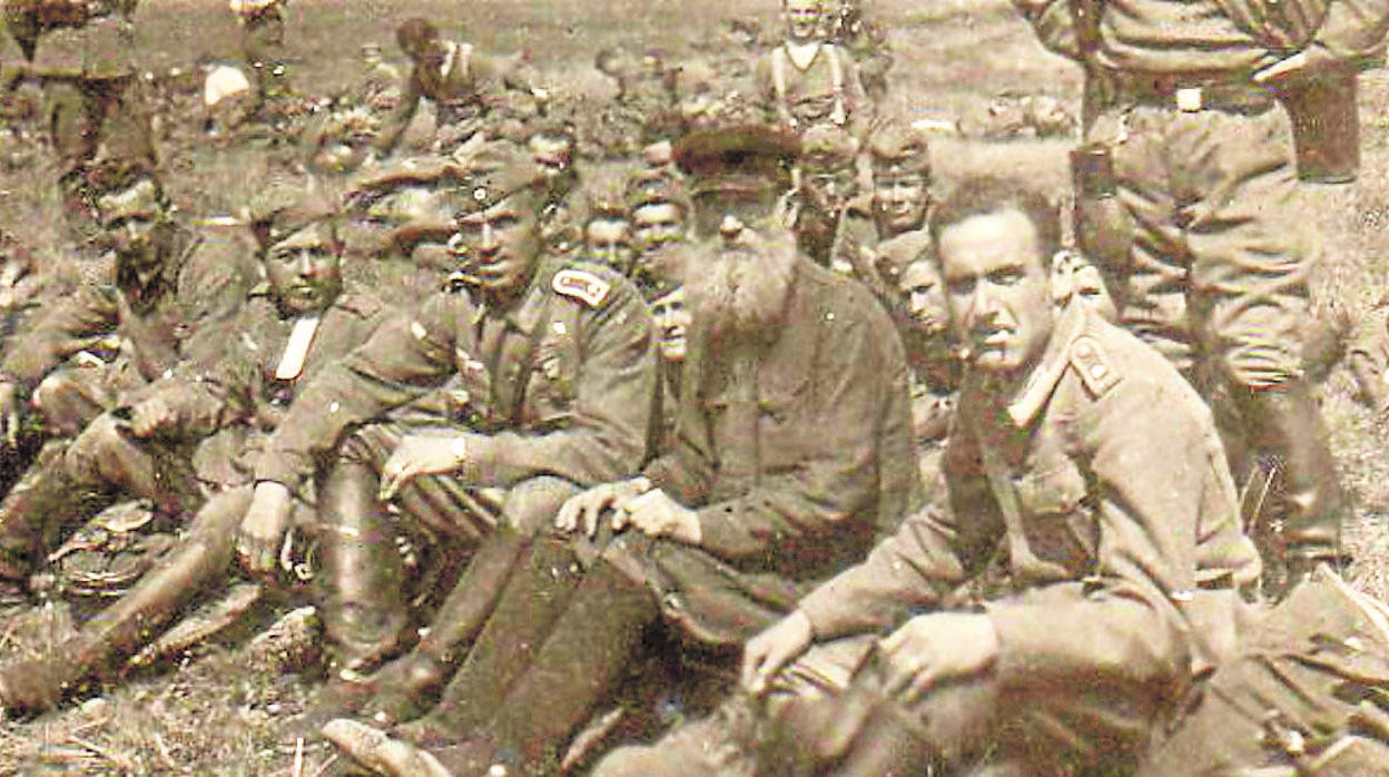 Grupo de divisionarios gallegos en el verano de 1943. En el centro, el sargento estradense Lino Nogueira