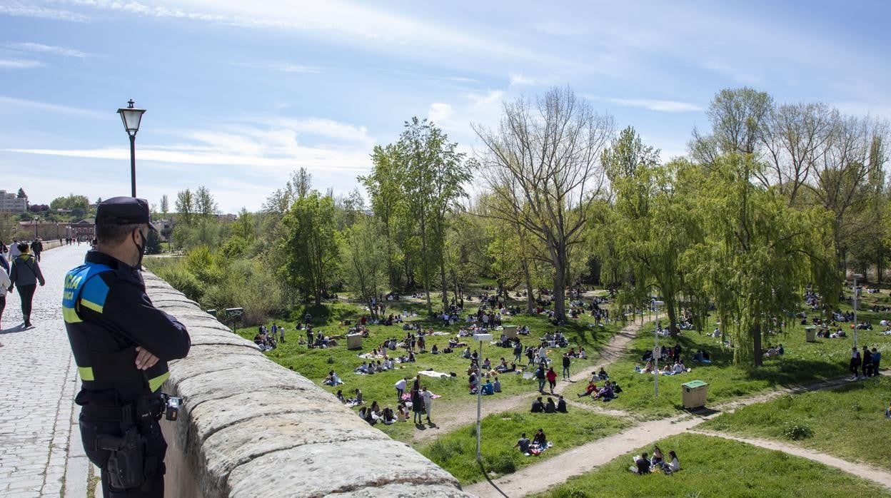 Un policía viigila la ribera del Tormes en Salamanca durante el Lunes de Aguas