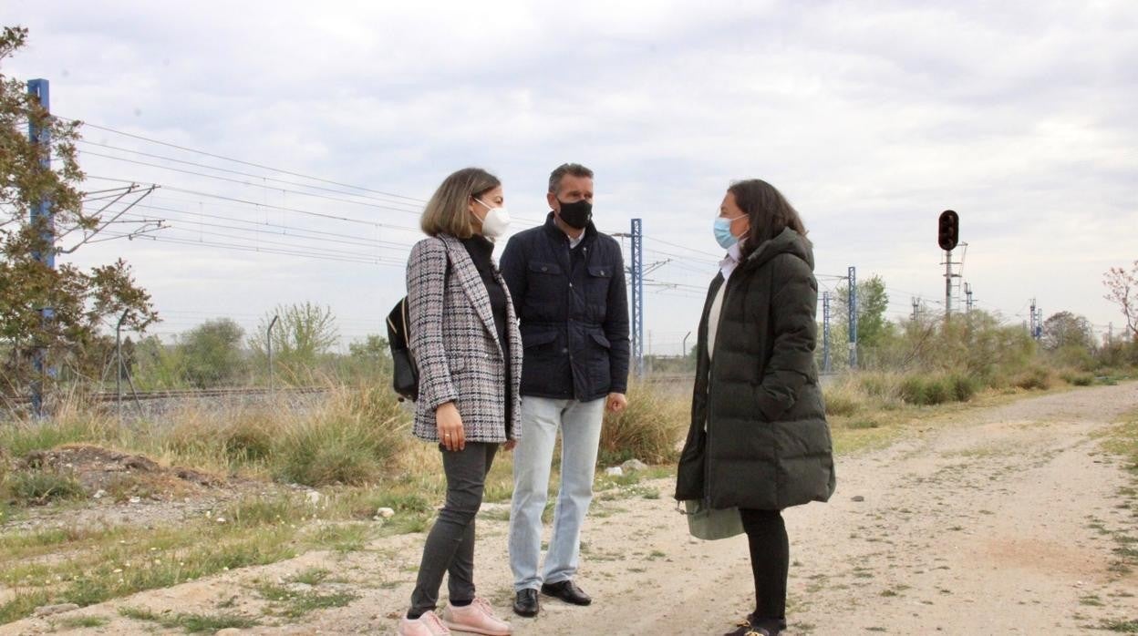 Claudia Alonso durante la visita junto a los concejales del PP, José Luis Gamarra y Amparo Granell, a los terrenos del barrio de Santa Bárbara junto a las vías del AVE por donde, según el trazado, discurrirá el carril bici