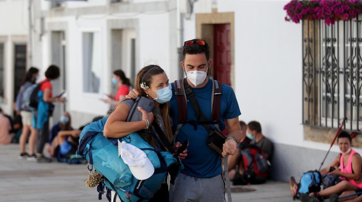 Una pareja de turistas pasea por Santiago el pasado verano