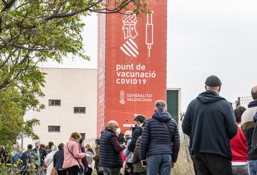 Imagen de la cola para la vacunación en el hospital de campaña de Valencia