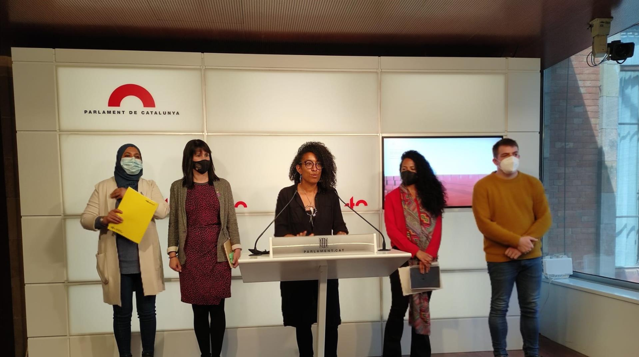 Najat Driouech (ERC), Aurora Madaula (Junts), Basha Changue (CUP), Jessica González (comunes) y Pau Morales (ERC) en la rueda de prensa este jueves para explicar las iniciativas