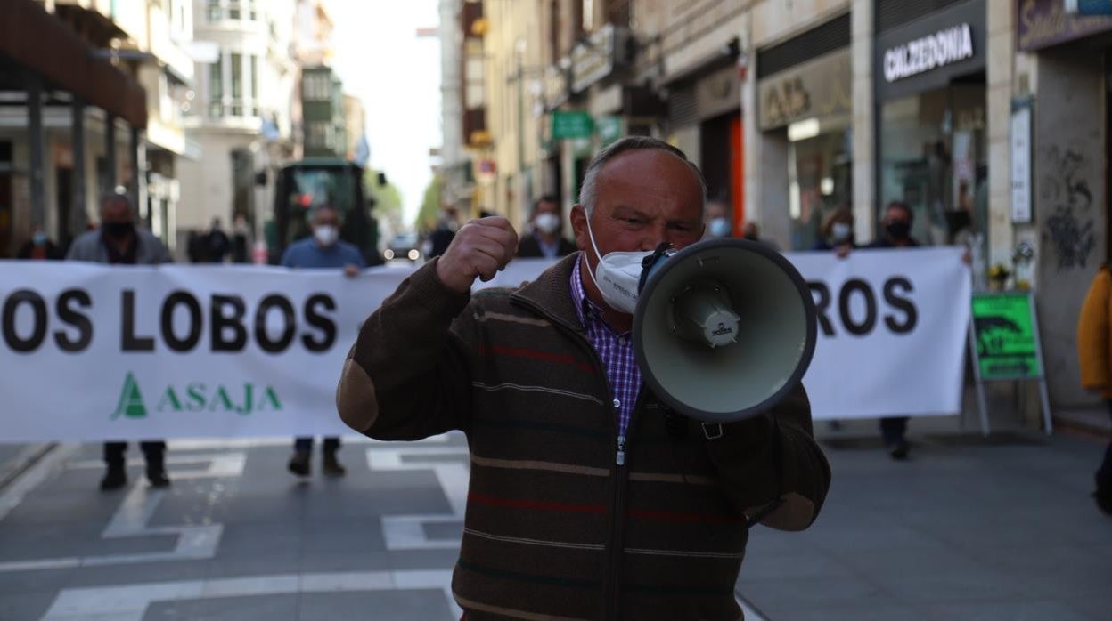 Protesta convocada ayer por las organizaciones agrarias contra la prohibición de cazar el lobo