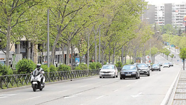 Madrid prueba el carril ‘avanza moto’ para esquivar coches en semáforos