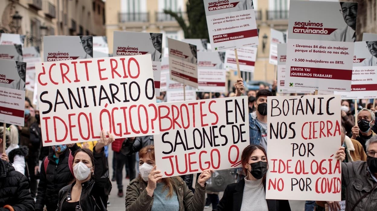 Imagen de la concentración celebrada este jueves en Valencia por la Unión de Trabajadores de Salones de Juego (Utsaju) ante el Palau de la Generalitat