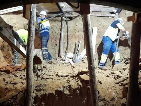 Los operarios excavan a pico y pala los primeros tramos del subterráneo bajo los vestigios