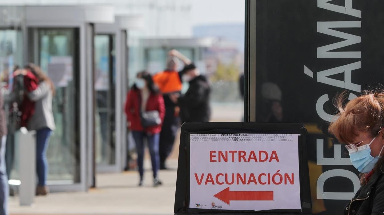 Vacunación masiva frente al Covid-19 en el Centro Cultural Miguel Delibes de Valladolid