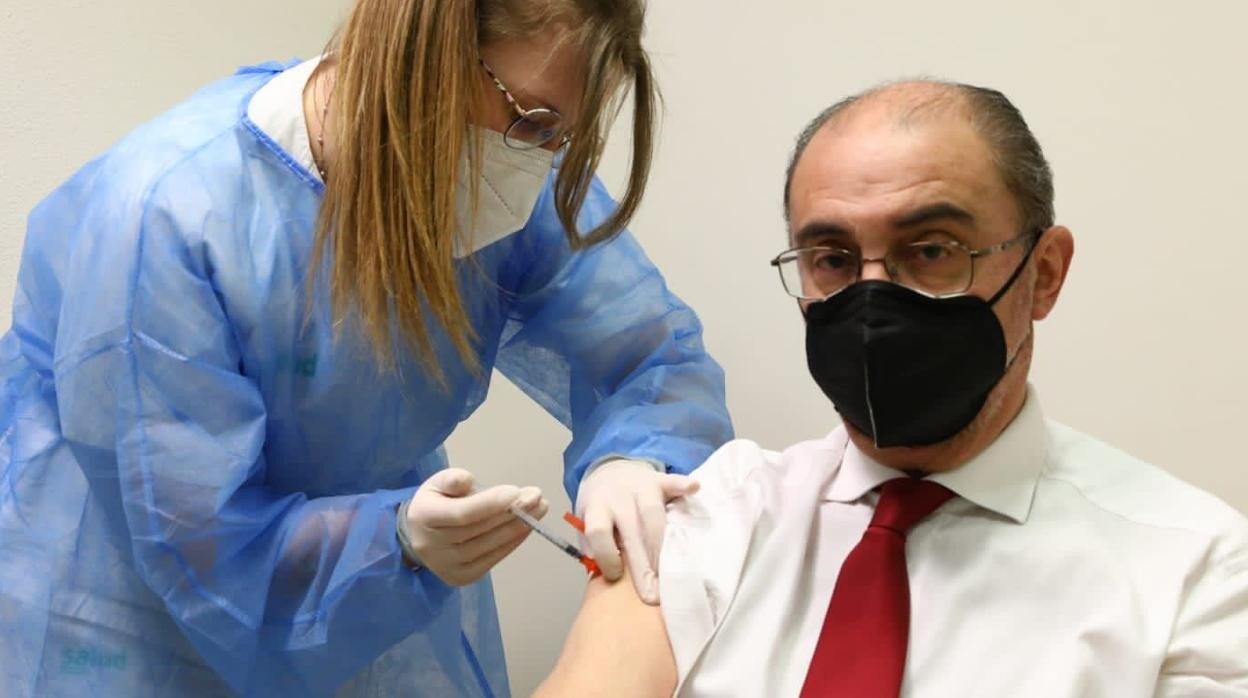 Imagen facilitada por el gabinete del presidente Javier Lambán, tomada este viernes, en el momento en que se le administró la primera dosis de la vacuna contra el Covid