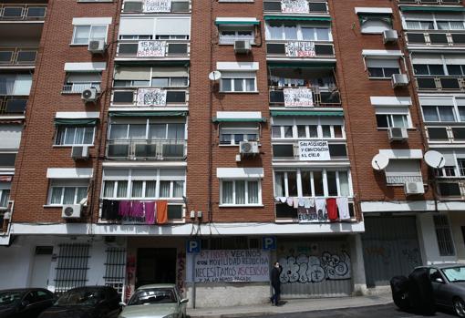 Todos los inquilinos de San Telesforo, 11, han colgado pancartas en sus balcones para reclamar a Inver S.L. una solución tras meses de abandono