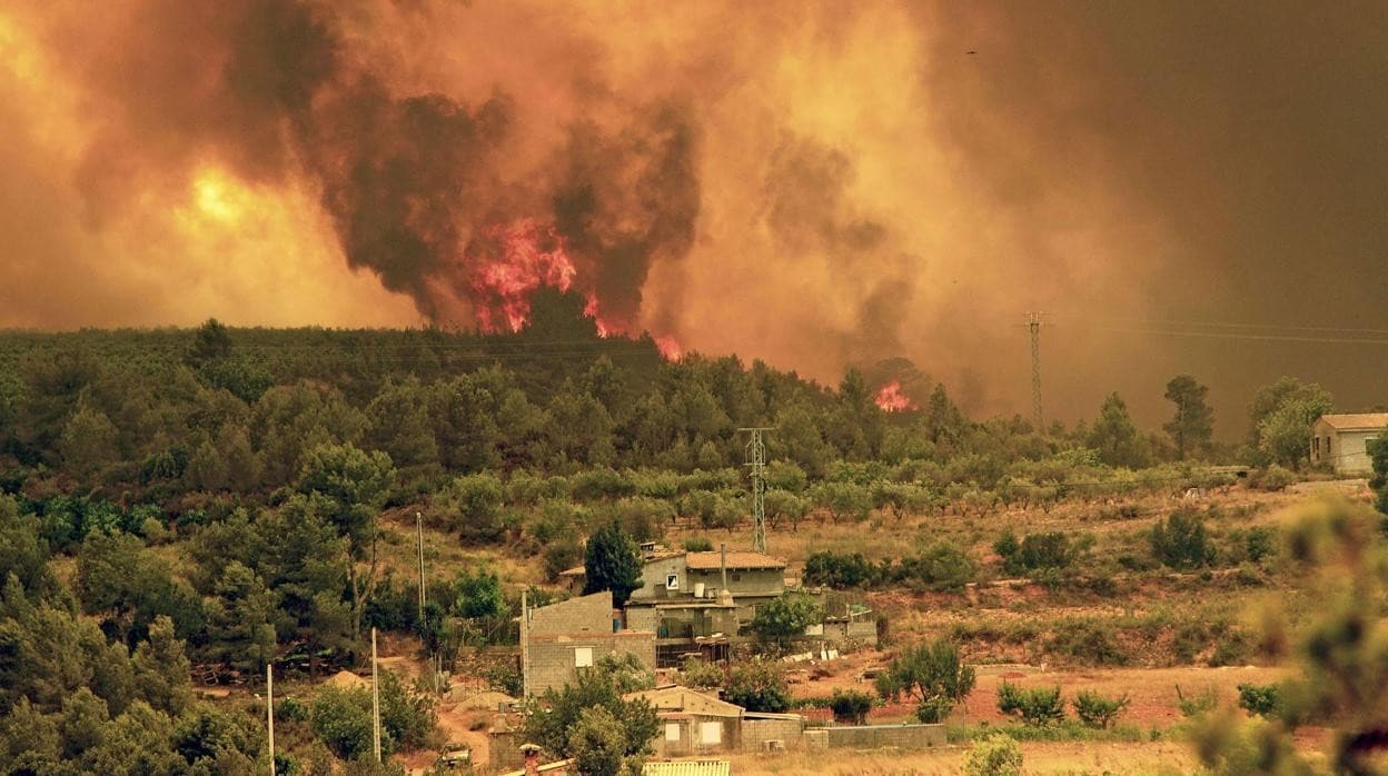 Imagen de archivo del incendio declarado en Cortes de Pallás en 2012, a su llegada al término de Turís