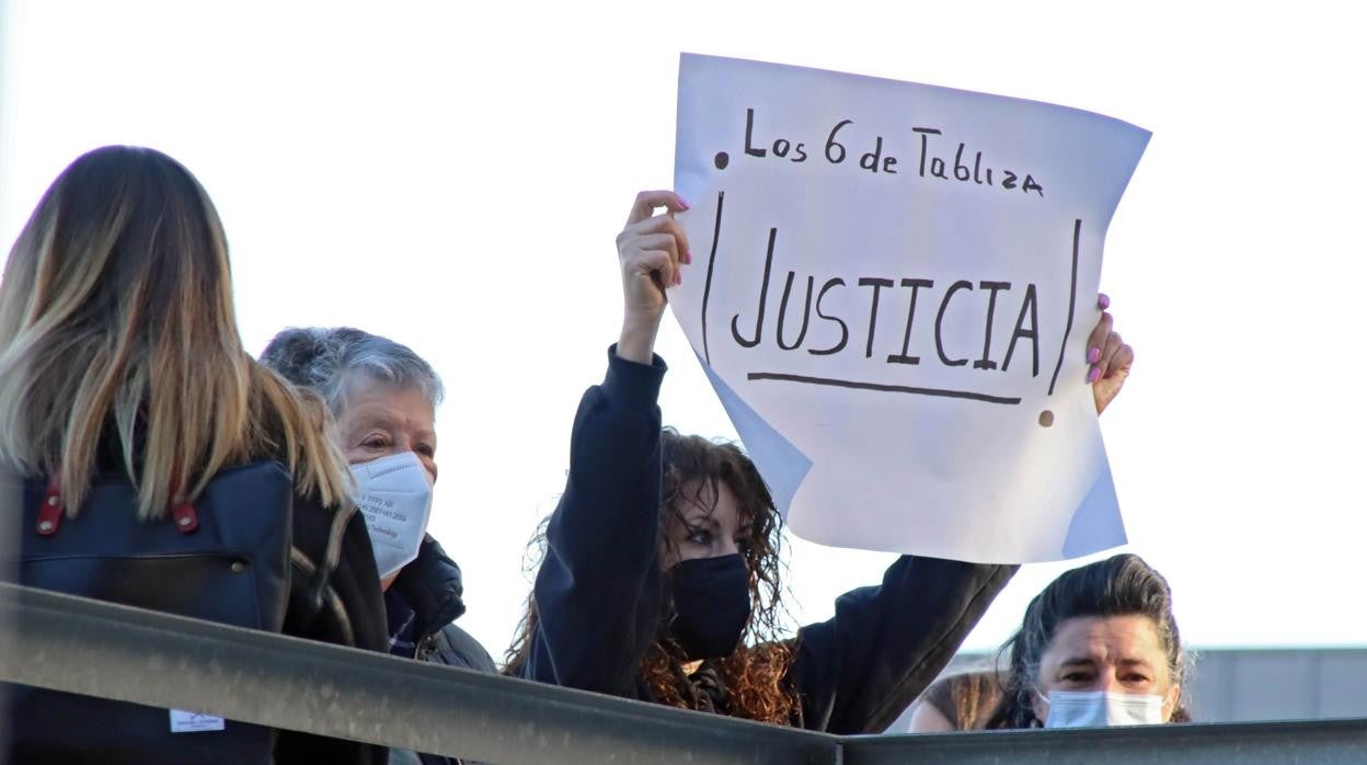 Protestas ante la puerta de los juzgados en la primera sesión del juicio por la muerte de seis mineros de la Hullera Vasco Leonesa