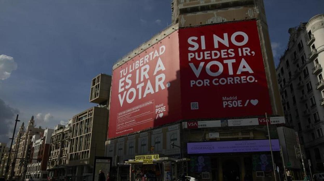 La lona del PSOE colgada en Callao que ha sido autorizada por la Junta Electoral