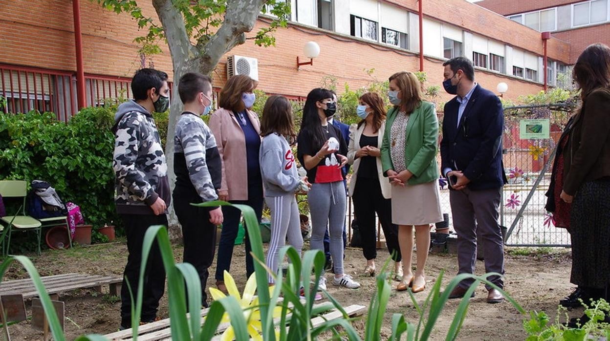 Rosana Rodríguez durante su visita a Torrijos (Toledo), junto al alcalde Anastasio Arevalillo