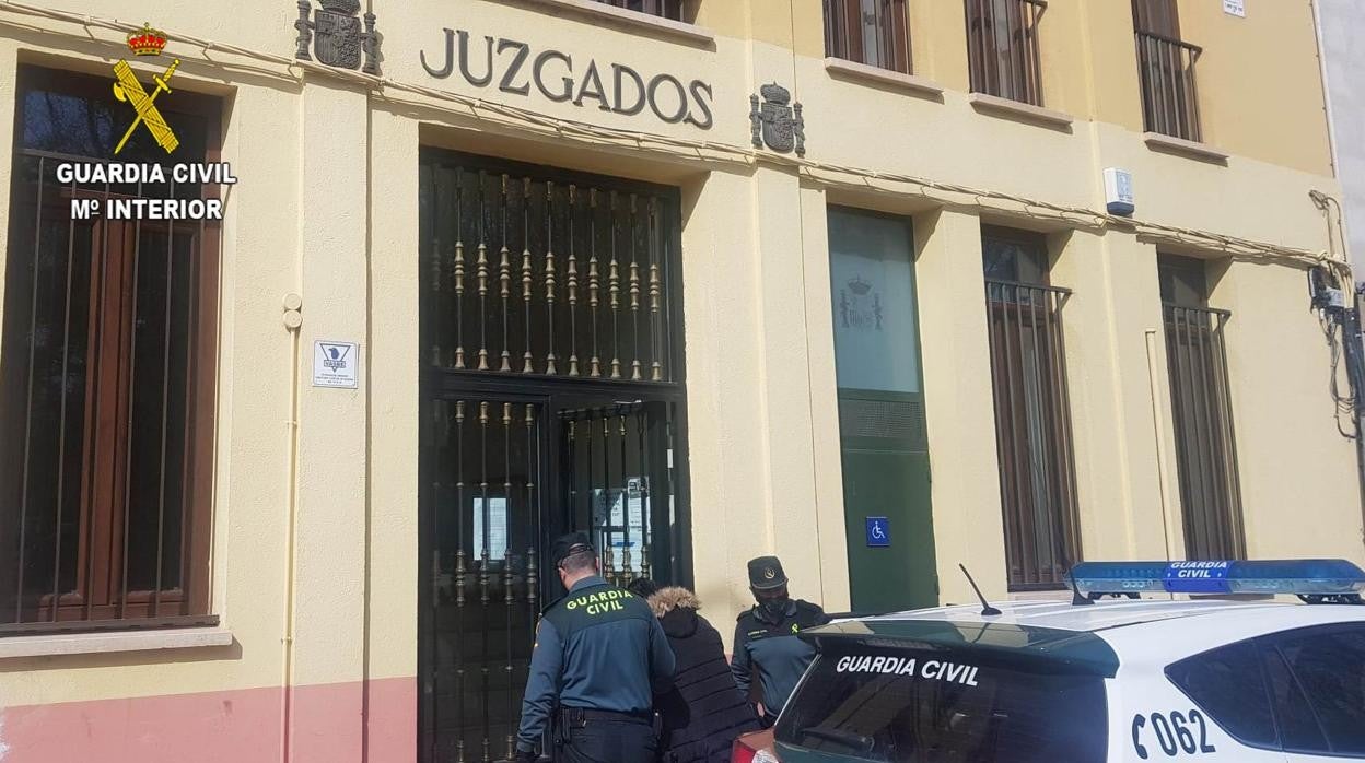 La detenida, a su entrada en los juzgados de Sigüenza