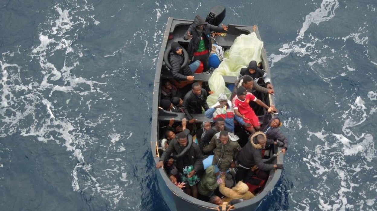 En una patera de estas dimensiones, 6 metros de eslora, se embarcó a 62 personas en marzo. Eléne Habiba, que murió ya en Canarias, era una de ellas