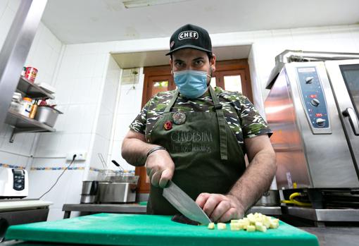 El cocinero preparando los ingredientes en la cocina del restaurante La Clandestina de Toledo