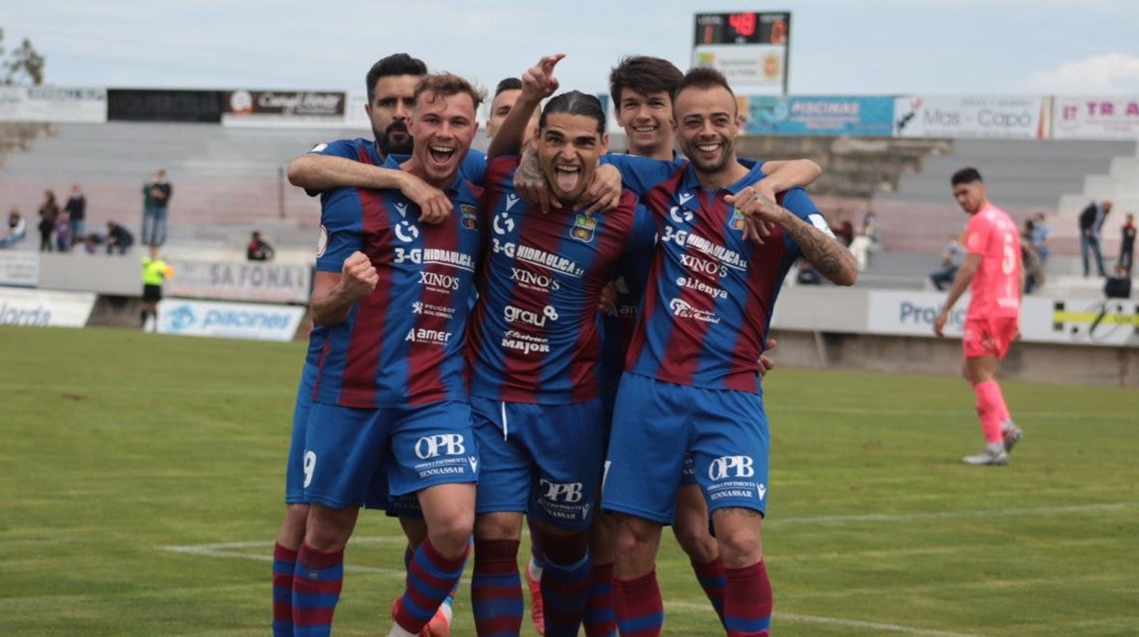 Los jugadores del Poblense celebran la abultada victoria