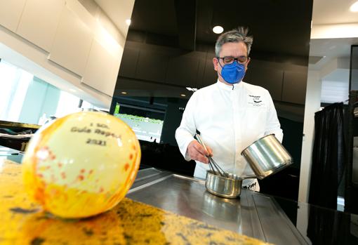 El cocinero en la cocina de su restaurante Sánchez Beato, en pleno Casco histórico de Toledo