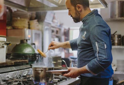 Samuel Molino en su cocina elaborando las recetas tradicionales