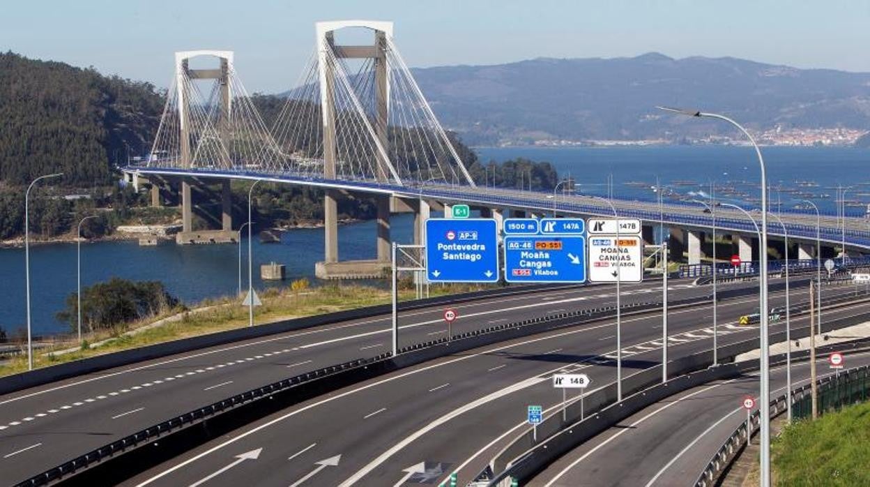 Vista de la AP-9 a su paso por el puente de Rande, en Vigo