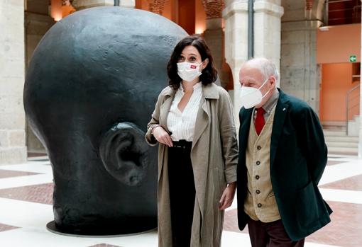 Díaz Ayuso y Antonio López, en la Real Casa de Correos junto a una de las esculturas que ahora se exponen