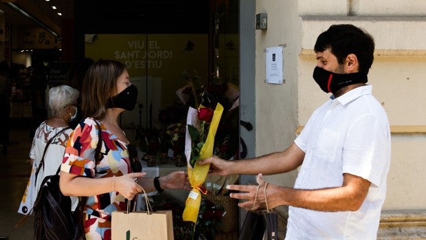 Sant Jordi vuelve a la calle con paradas de libros y rosas y espacios perimetrados para las firmas