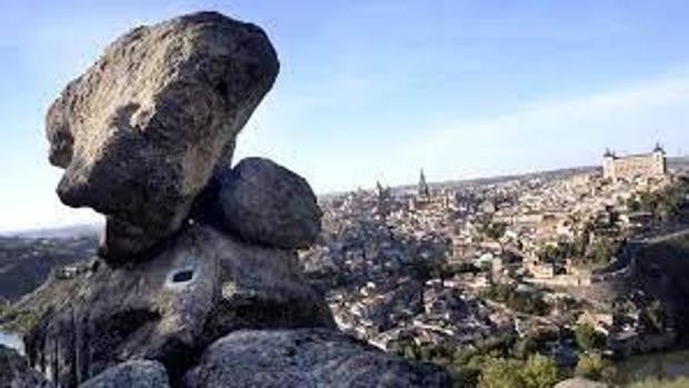 La Policía Local desalojó el sábado un botellón de más de 50 jóvenes sin mascarillas en la Piedra del Rey Moro