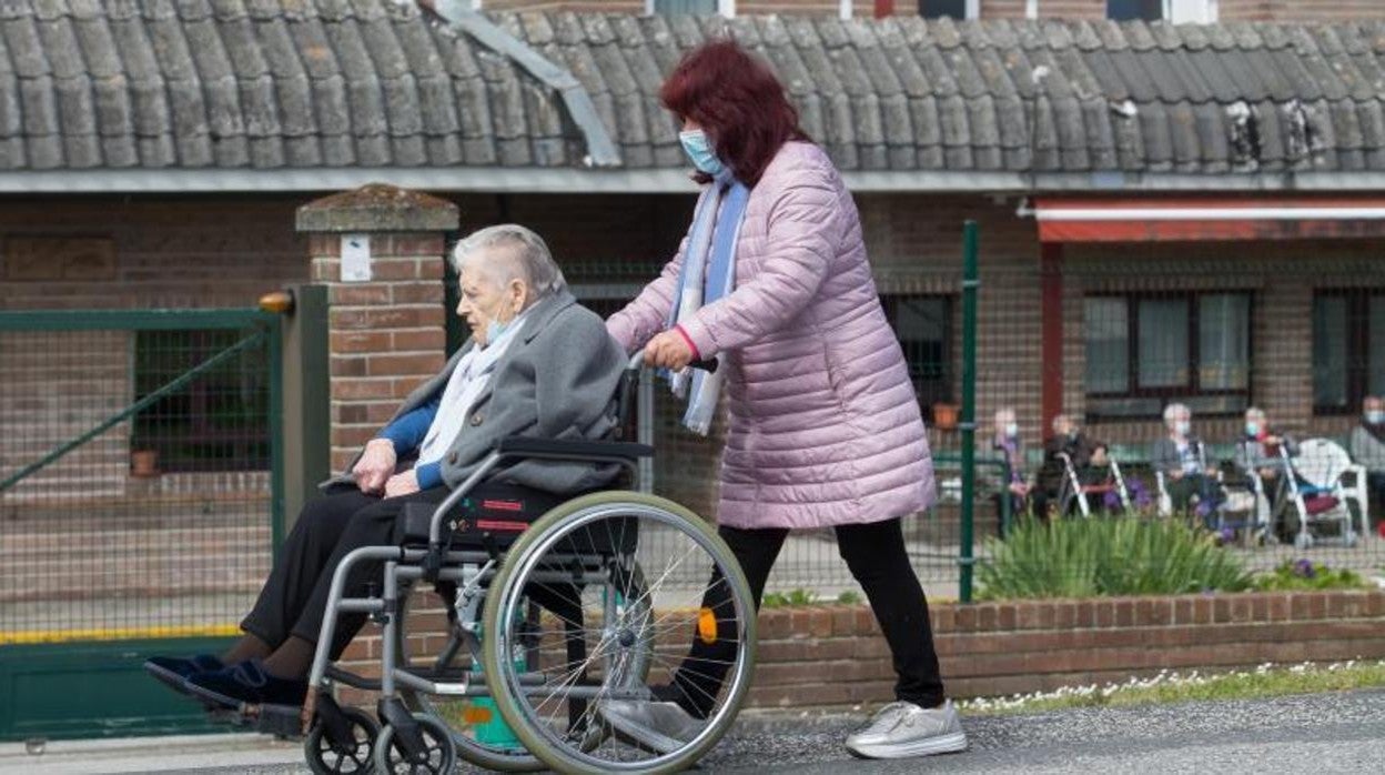 Dos mujeres en la residencia de As Gándaras