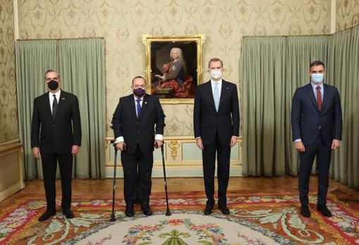 El Rey ofreció ayer una cena en honor de los presidentes de la República Dominicana, Luis Rodolfo Abinader, (izq.); de Guatemala, Alejandro Giammattei, a la que asistió Pedro Sánchez