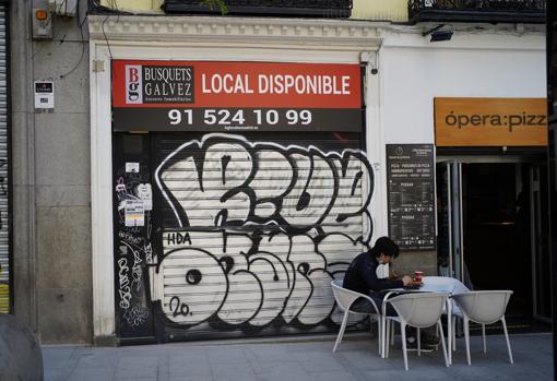 Uno de los comercios cerrados, en la calle del Arenal