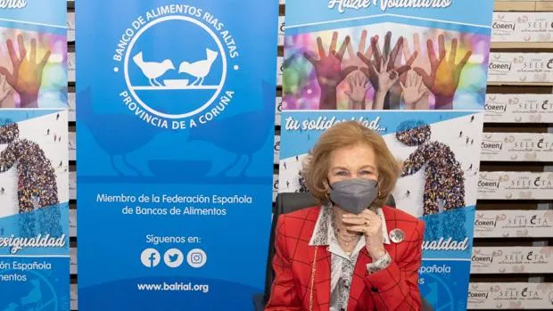 La reina Sofía visita La Coruña para conocer la labor del Banco de Alimentos