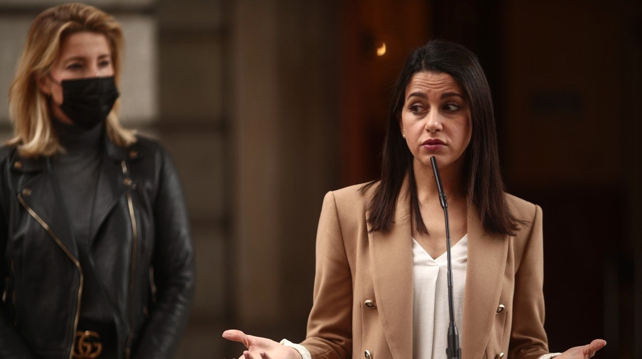 La líder de Cs, Inés Arrimadas, y la diputada María Muñoz, en el patio del Congreso